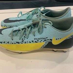 Nike Phantom Soccer Cleats. Boys 7.5